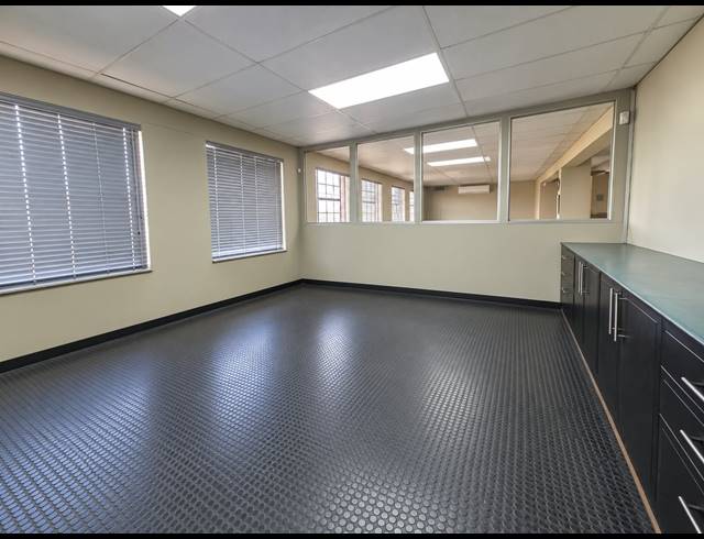 560M² WAREHOUSE TO LET IN FOUNDERS VIEW